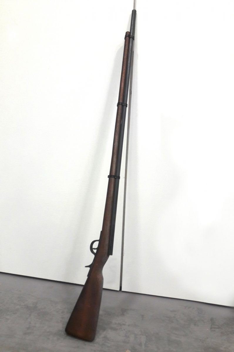 Arma em esferovite adereço de cenário - LetrasEsferovite.pt