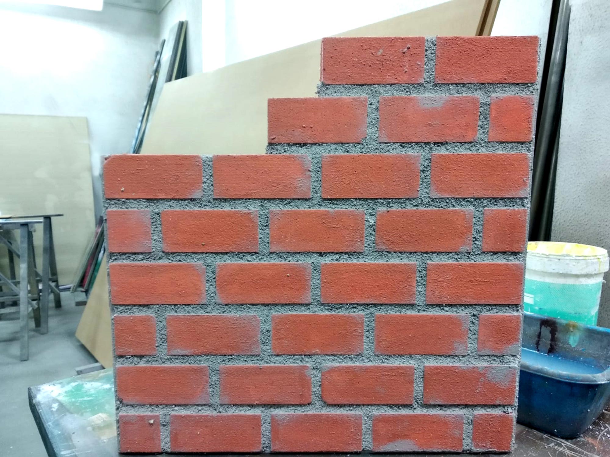 Reprodução de uma parede em tijolo realizado por LetrasEsferovite.pt