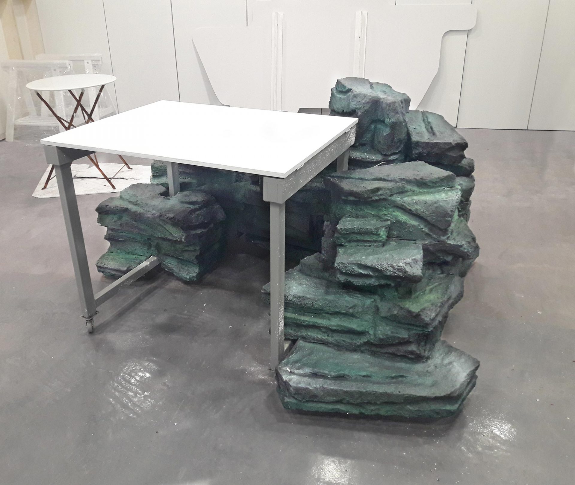 cenário mesa de pedra LetrasEsferovite.pt