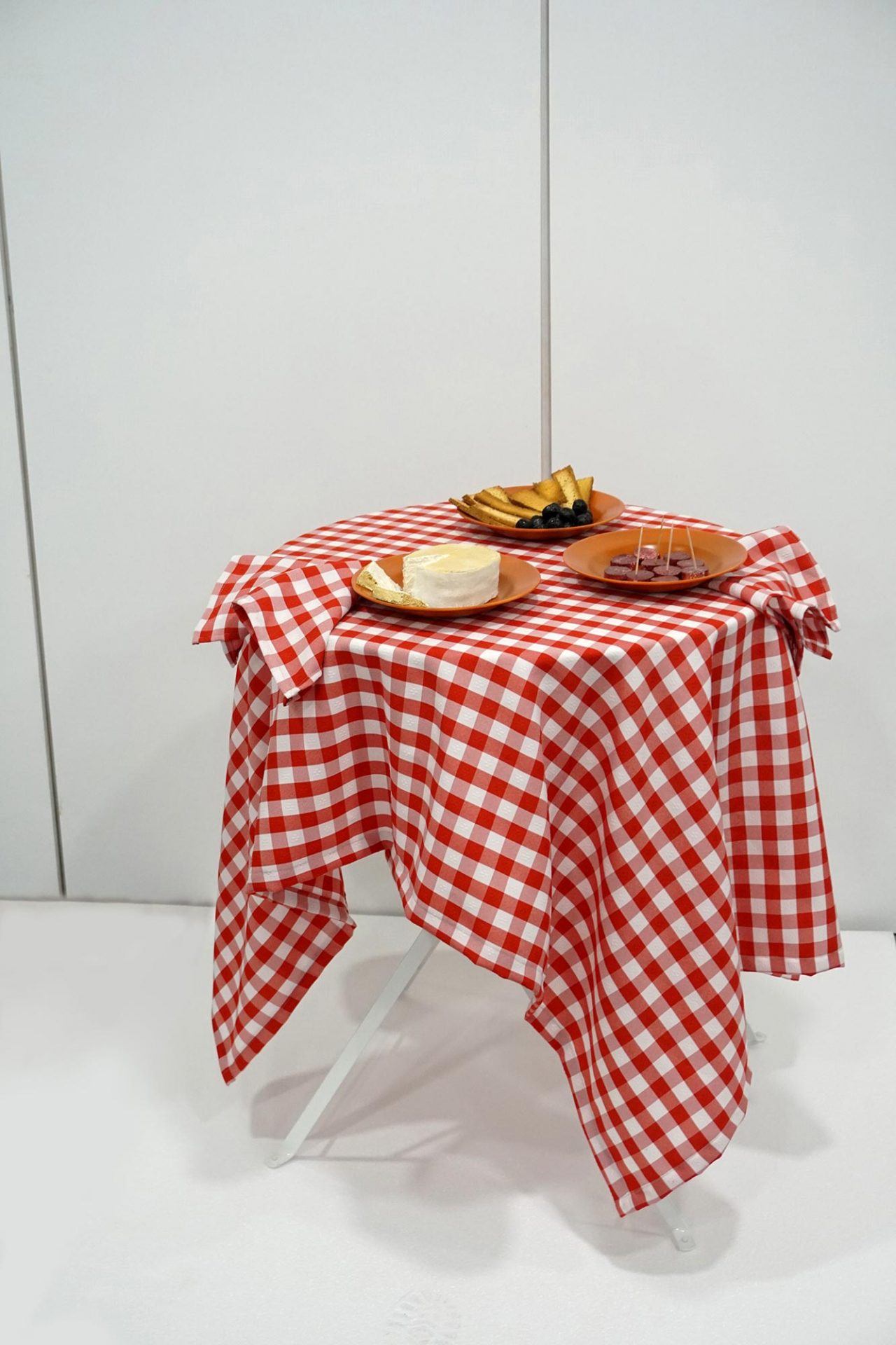 Mesa com fake food em esferovite - LetrasEsferovite.pt