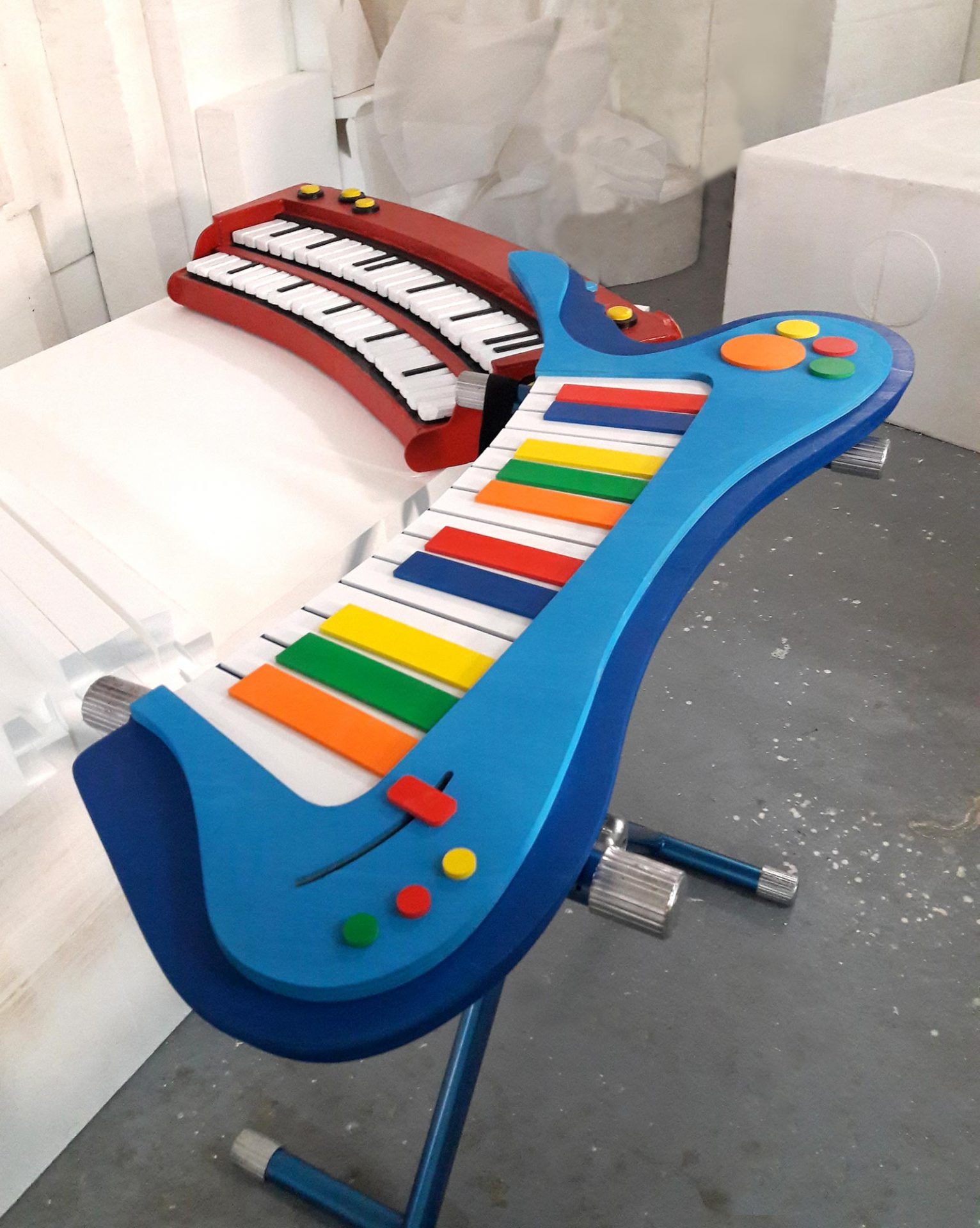 Pianos em esferovite para cenário de teatro - LetrasEsferovite.pt