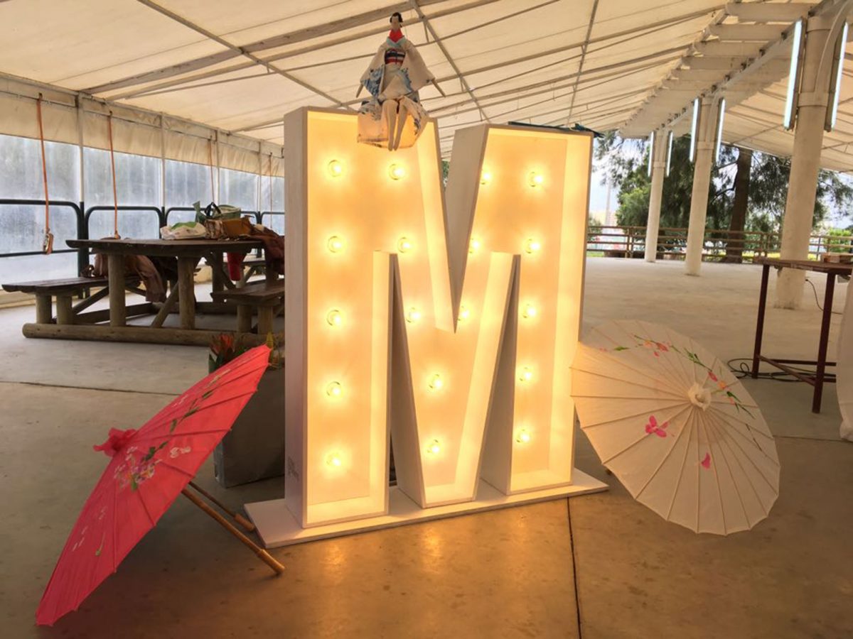 Letra M iluminada para evento - LetrasEsferovite.pt